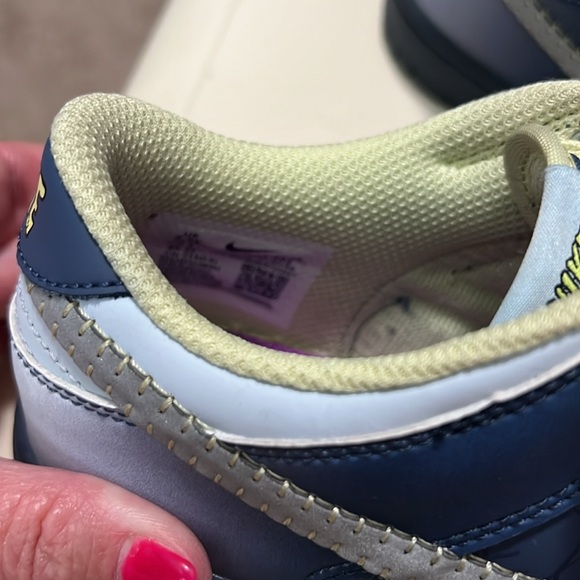 Nike Dunks Youth 2.5 Shoes - Picture 8 of 8